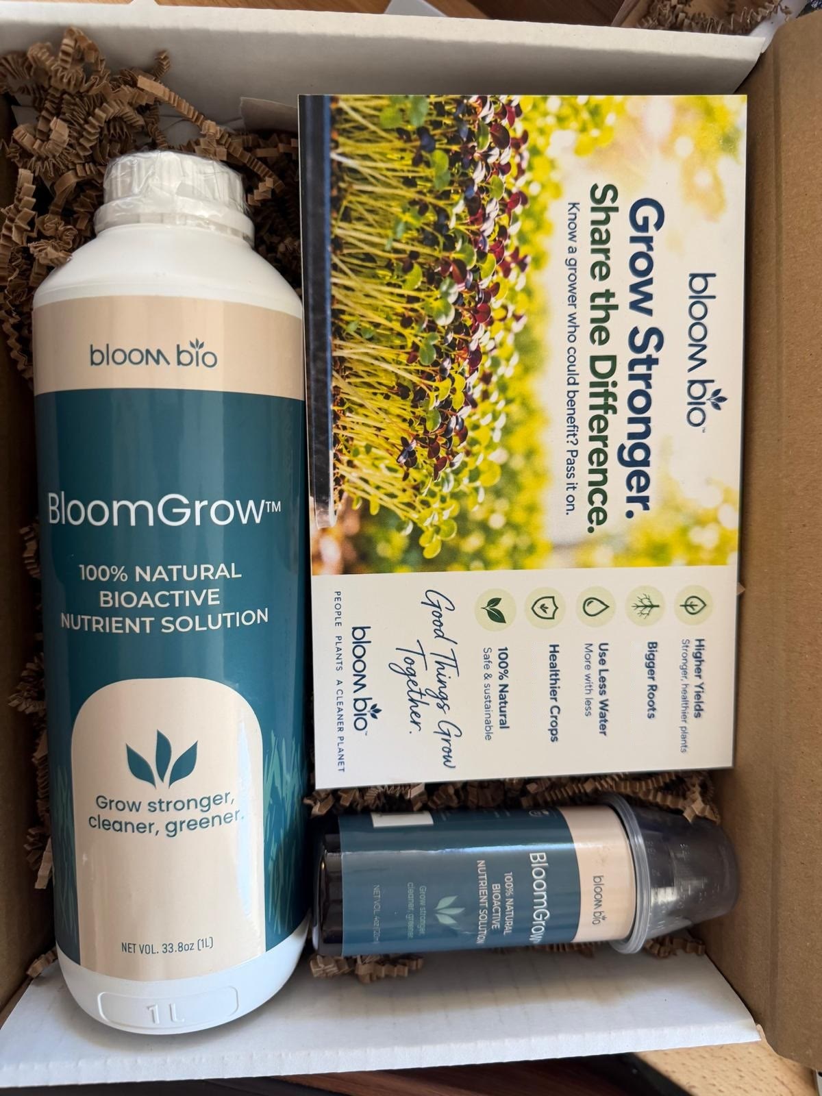 Una botella de BloomGrow de 1 L empacada en una caja para productores de Bloom Bio